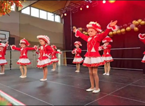Alles in rot-weiss: Gardeuniformen für unsere Gardekinder