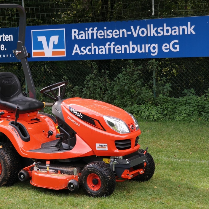 Neuer Rasenmäher für den SV Mensengesäß