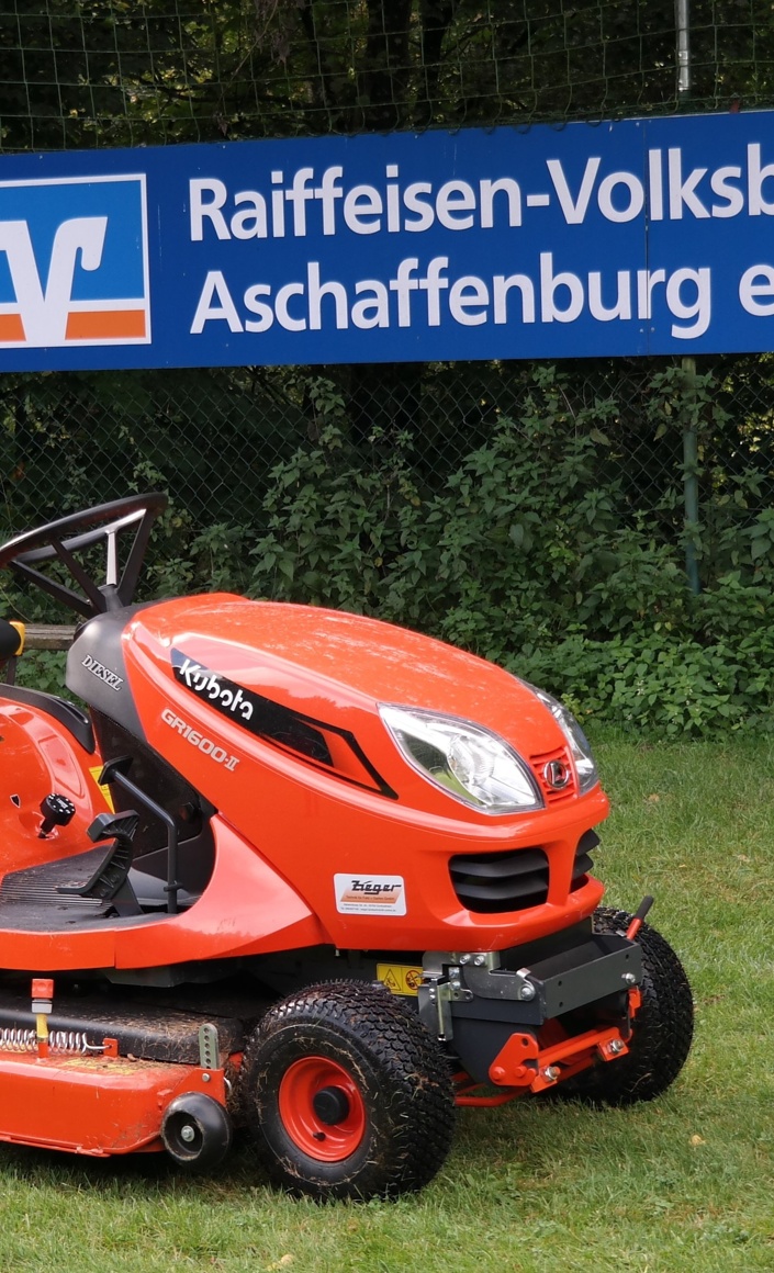Neuer Rasenmäher für den SV Mensengesäß