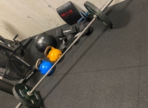 Fitnessbereich an der Ballwand des TC Rommelshausen e.V.