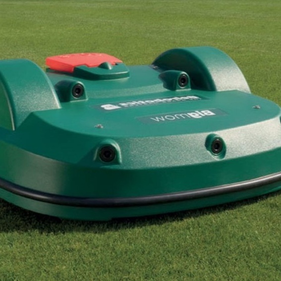 Rasenmähroboter für den Sportplatz