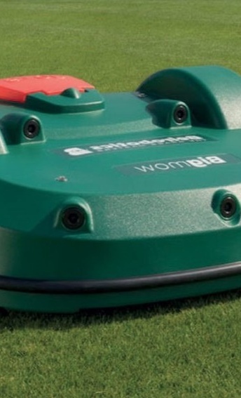 Rasenmähroboter für den Sportplatz