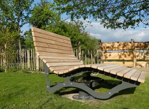 Neue Bänke für den Delecker Sportplatz