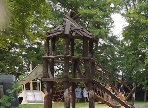 Ein neuer Rutschenturm für unseren Spielplatz