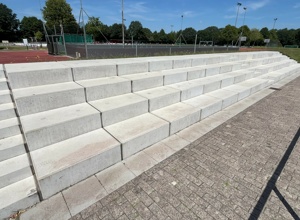Bau eines Tribünendaches am Kunstrasenplatz