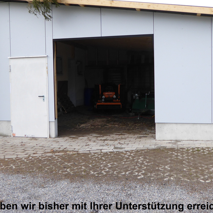 Garagentor für Überdachung Sportplatzpflegegeräte