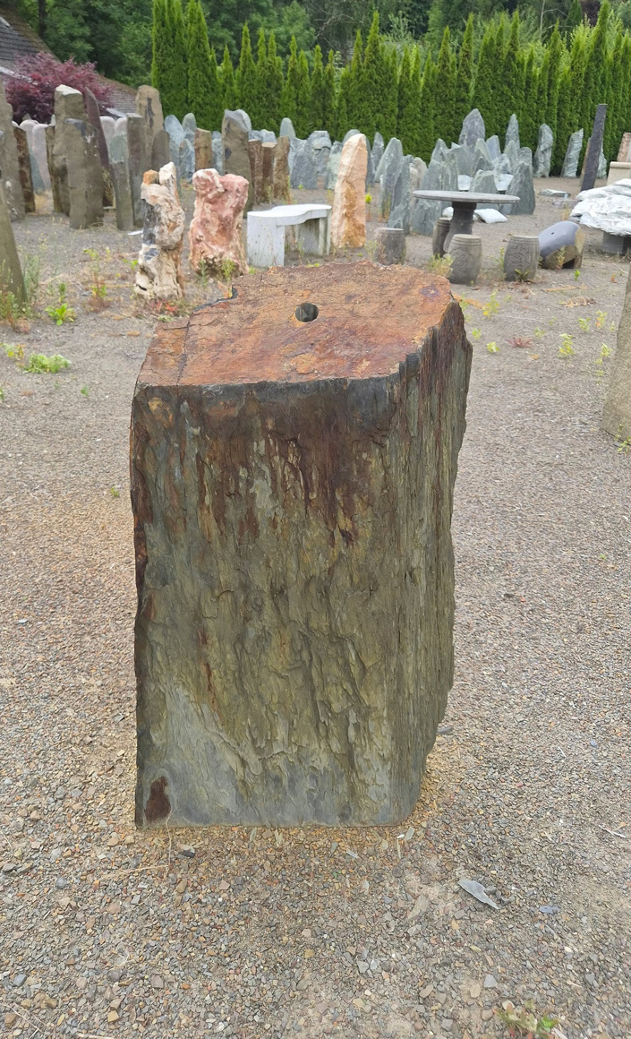 Ein Quellstein, ein Bachlauf, ein Ort der Ruhe