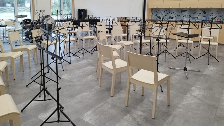 Neue Notenständer für die Musiker der Musikkapelle Gebrazhofen