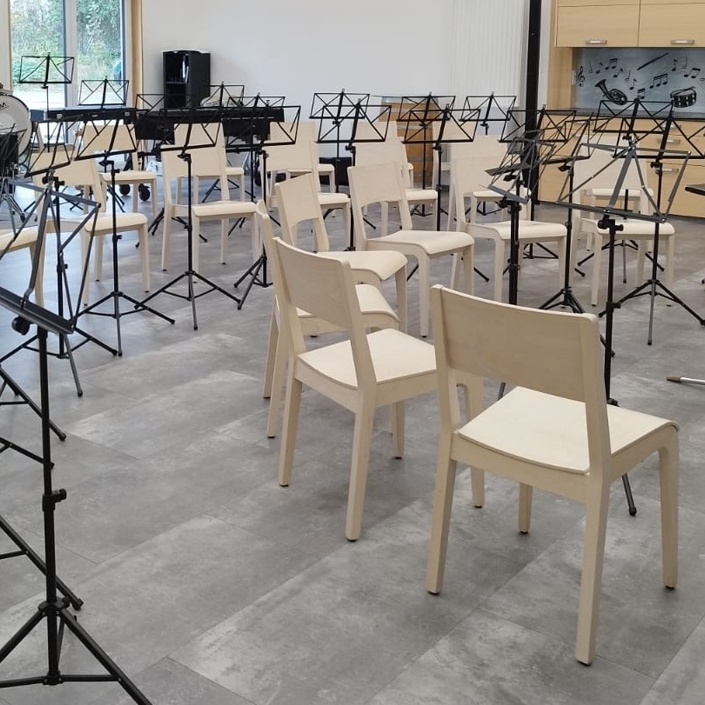 Neue Notenständer für die Musiker der Musikkapelle Gebrazhofen