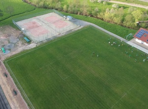 Kunstrasenfeld + Laufbahn