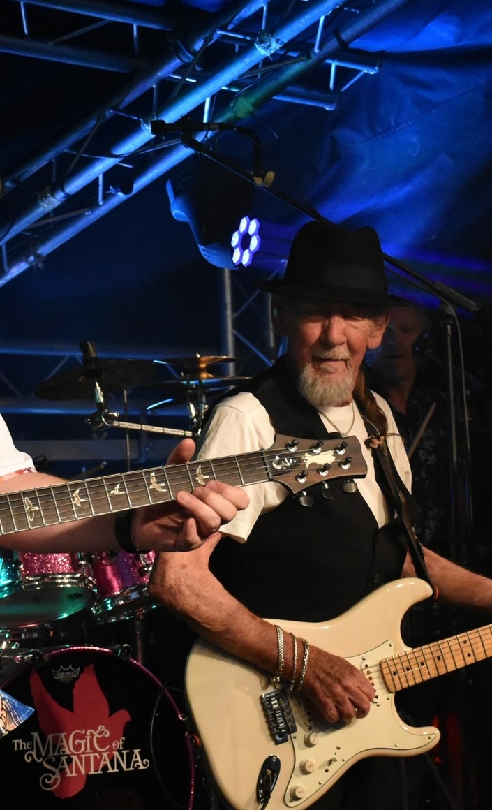 Volksbank: Neue Bühne und Stühle Rockzelt Open Air
