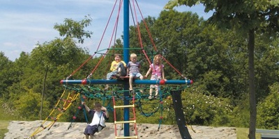 Die Kinder wünschen sich ein Klettergerüst in unserem Garten