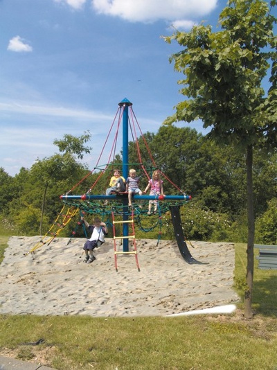 Die Kinder wünschen sich ein Klettergerüst in unserem Garten