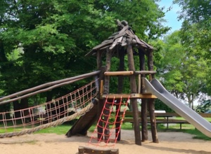 Ein neuer Rutschenturm für unseren Spielplatz
