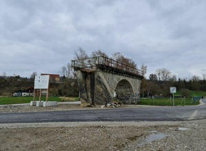 Eisenbahntriebwagen und Gestaltung Viadukt in der Erlacher Au