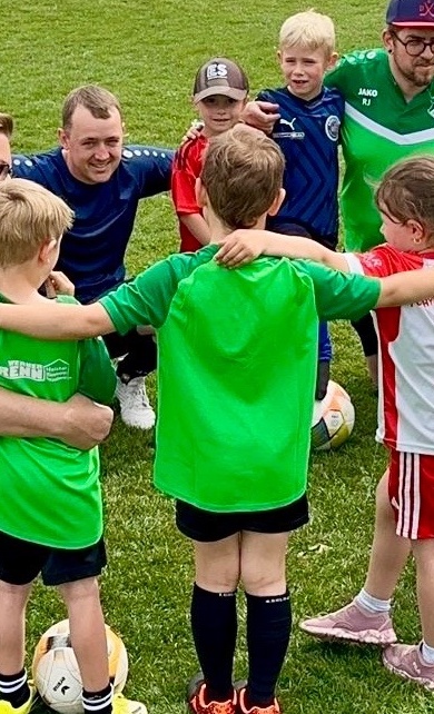 Neue Vereinskleidung und Kleinfeldtore Jugendabt. FC Obergessenbach