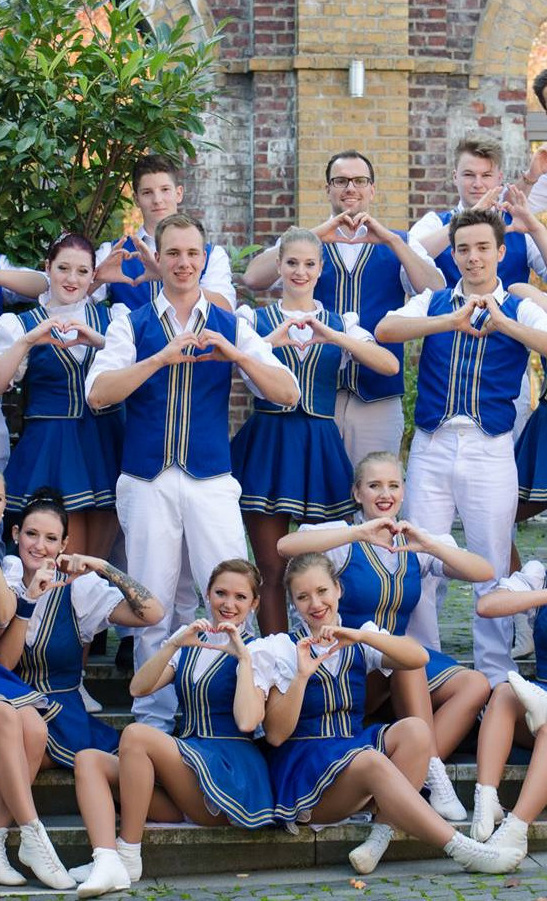Neue Uniformen  für die Funkengarde Morsbach
