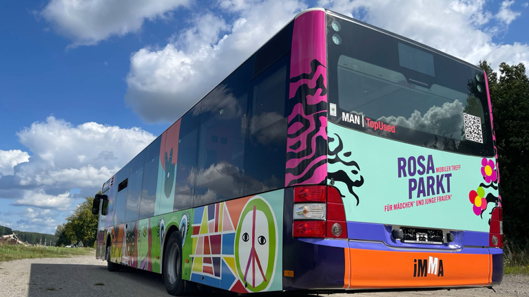 RosaParkt – Der Mädchen*bus, der Münchens Mädchen* stärkt