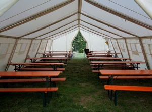 Neue Bierzeltgarnituren fürs Pfadfinder Sommerlager