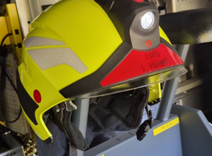 Besser sehen, schneller helfen: Helmlampen für die Feuerwehr