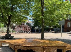 Schülerprojekt Outdoor-Bühne mit Sitzgelegenheiten