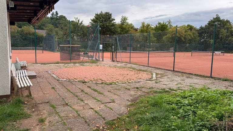 Vorplatz Tennishaus SV Dörfleins e.V.