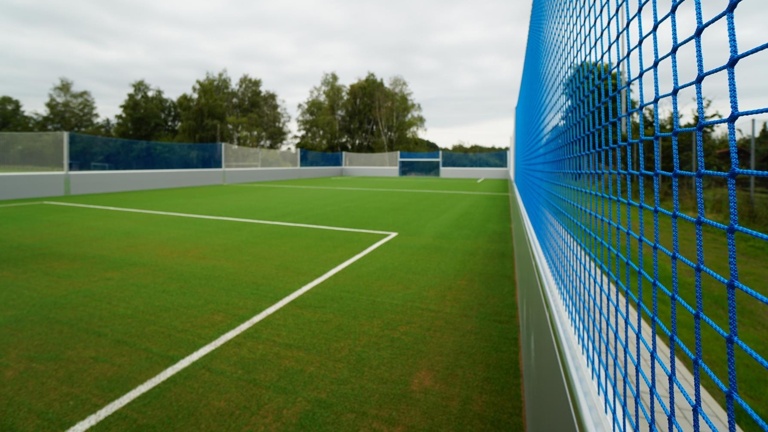 Flutlichtanlage für den neuen Löwen-Käfig des FC Rastede