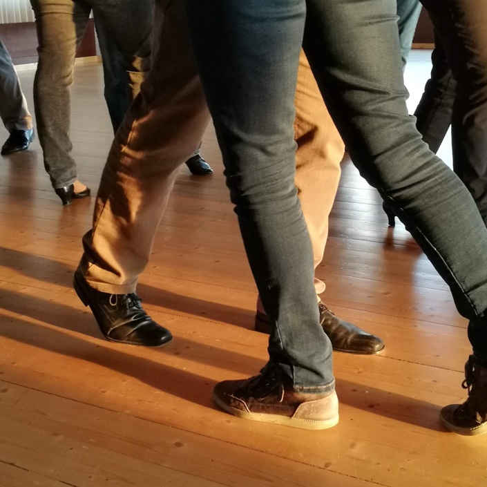 Von Kopf bis Fuß(boden) auf Tanzen eingestellt...