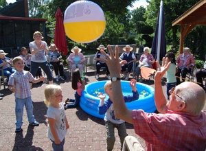 Generationsübergreifendes Miteinander - Kinder und Senioren in Bewegung