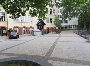 Anschaffung von Sitzgelegenheiten auf dem neu gestalteten Pausenhof