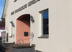 Erneuerung der Gebäudefassade und Eingangstreppe des Gemeindehauses