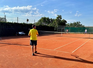 Umbau der Tennisplätze von Sandplätzen zu Allwetterplätzen