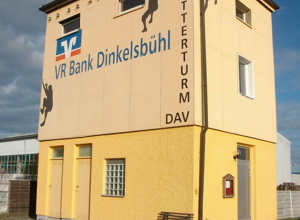 Neue Klettergriffe für den Kletterturm Sinbronn