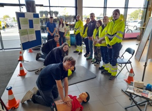 Helfen. Retten. Bilden. - Sichtbarkeit mit Pavillon und Würfelwand