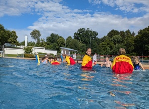 Damit alle Schwimmen lernen - Sommerschwimmkurse