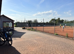 Umbau der Tennisplätze von Sandplätzen zu Allwetterplätzen