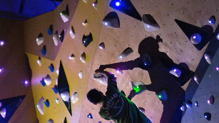 Clift - Installation einer interaktiven LED-Kletterwand für alle Level