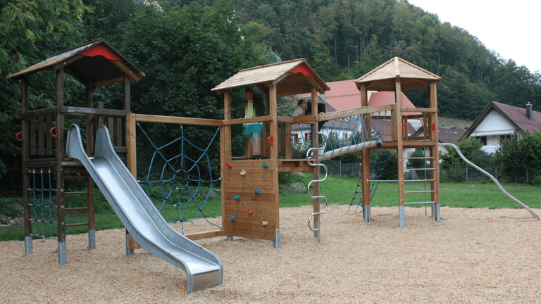 Neuer Kletterturm Ev. Kindergarten Mitteltal