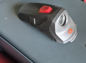Besser sehen, schneller helfen: Helmlampen für die Feuerwehr