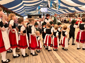 Neue Trachten für die Kindergruppe