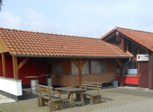 Spielerkabinen Trainerbänke