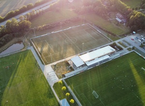 Ein Dach für die Löwen-Jugend des FC Rastede und ihre Fans