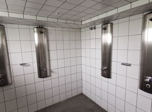 Neue Duschen in den Umkleidekabinen