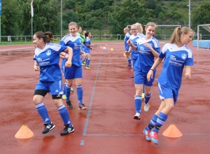 Frauen im Stadion, zukünftige Weltmeisterinnen aus Cochem?