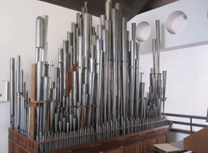 Ein Kleid für unsere Orgel in der Kirche St. Karl Borromäus in Berlin