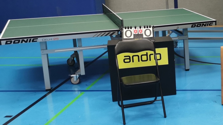 Neue Tischtennisplatte für den Wettkampf