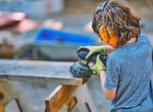 Ein Dorf für die Unterstufe – Kinder bauen ihr Spielhaus selbst!