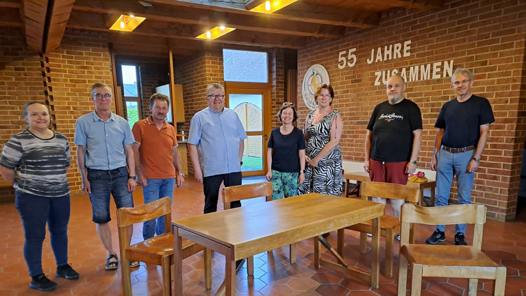 Neue Tische und Stühle für das Pfarrzentrum Aufhausen