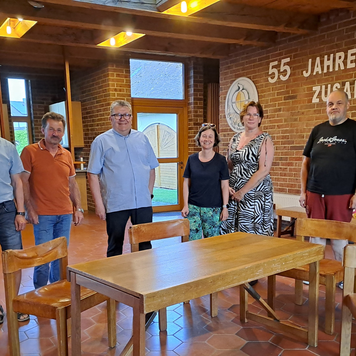 Neue Tische und Stühle für das Pfarrzentrum Aufhausen