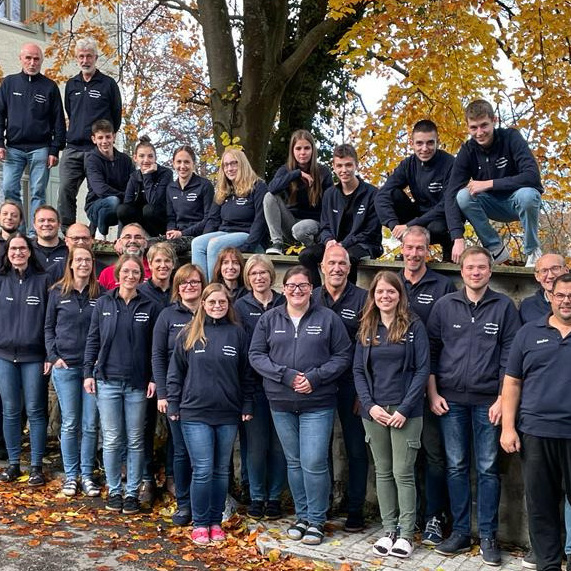Vereins-T-Shirts & Jacken und Pultlampen damit uns ein Licht aufgeht